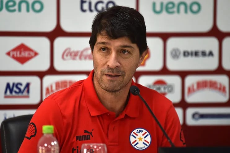 El argentino Daniel Garnero, entrenador de la selección paraguaya, en la conferencia de prensa previa al partido frente a Chile por las Eliminatorias Sudamericanas 2026.
