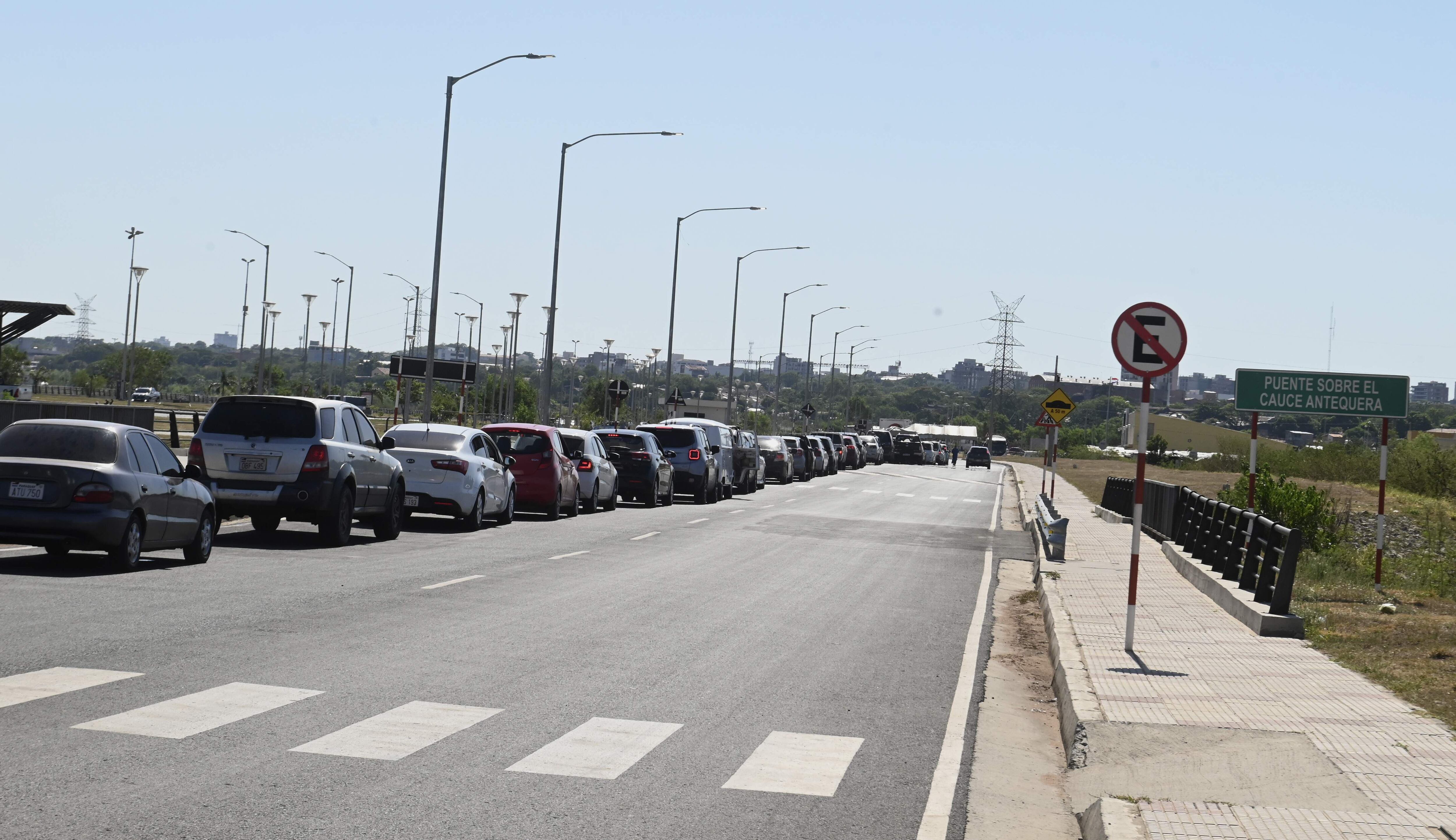 En la Costanera de Asunción también se registró ayer largas filas de automovilistas que deseaban realizarse un testeo.