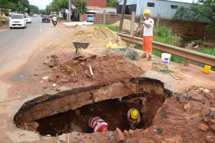 Obreros municipales reparar transitada calle en Luque