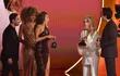 La cantautora estadounidense Miley Cyrus (centro) acepta el premio Grabación del año por "Flowers" de manos de la actriz estadounidense Meryl Streep (segunda derecha) y el músico británico Mark Ronson (derecha) en el escenario durante la 66ª entrega anual de los premios Grammy en el Crypto .com Arena en Los Ángeles el 4 de febrero de 2024.