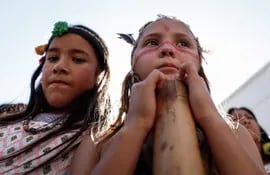Dos niñas indígenas indígenas, durante una marcha llevado a cabo el año pasado en demanda de sus derechos y de la restitución de sus tierras.