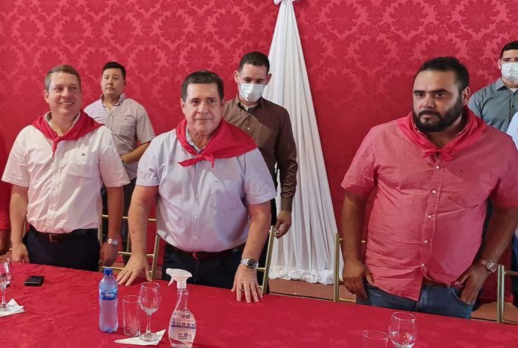Horacio Cartes (centro) y Cesar "Tigre" Ramírez, Gobernador de Canindeyú