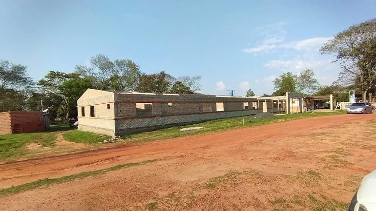 La fotografía, tomada en septiembre pasado, muestra una parte de la estructura inconclusa del hospital básico de Yataity del Norte.