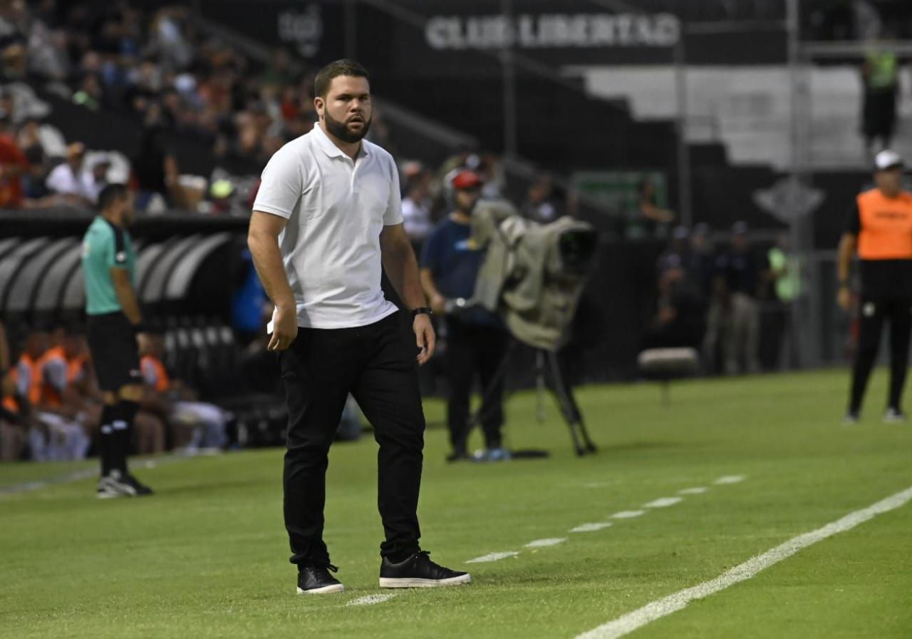 El paraguayo Ariel Galeano, entrenador de Libertad, durante el partido frente a Tacuary por la séptima fecha del torneo Apertura 2024 del fútbol paraguayo en el estadio La Huerta, en Asunción.