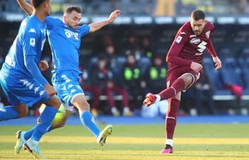 Antonio Sanabria remata de zurda y marca el gol del empate 2-2 para Torino en cancha del Empoli.