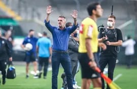 Vágner Mancini, el entrenador de Gremio de Porto Alegre, saludando a los hinchas antes del partido de la última jornada de la Serie A.