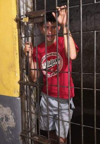 Fredy Ariel Báez Caniza, encerrado en el calabozo de la comisaría 23° Central de Ypané.