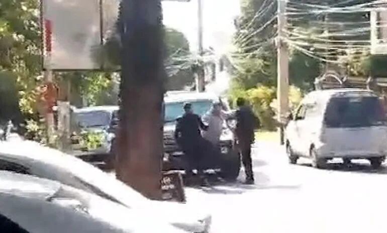 Captura de video de la agresión de los custodios del fiscal general a un trabajador en Lambaré.