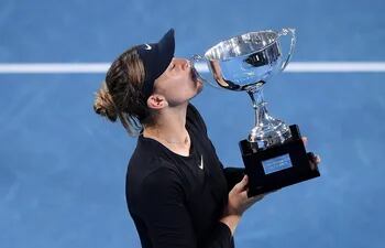 La española Paula Badosa se adjudicó ayer el torneo WTA 500 de Sídney al derrotar en la final a la checa Barbora Krejcikova, logrando  su tercer WTA. En caballeros, el título lo ganó el ruso Aslan Karatsev que venció a Andy Murray. (EFE).
