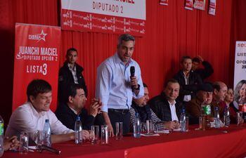 Marito hablando a favor de los candidatos de la Fuerza Republicana durante un almuerzo político en San Juan Nepomuceno