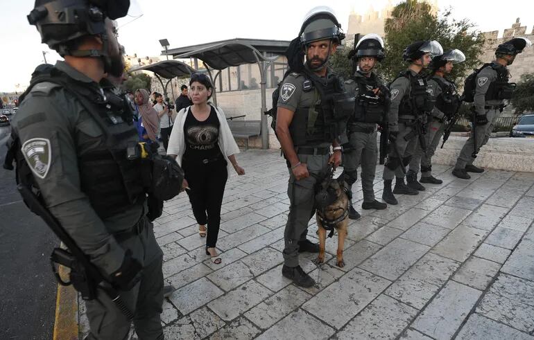 La policía israelí custodia un sector de la Puerta de Damasco, en el límite con los territorios palestinos.  (EFE/EPA/ATEF SAFADI)