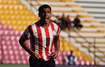 Diego Gómez de Paraguay reacciona ante Perú en un partido del Torneo Preolímpico Sudamericano Sub-23 en el estadio Polideportivo Misael Delgado en Valencia (Venezuela).