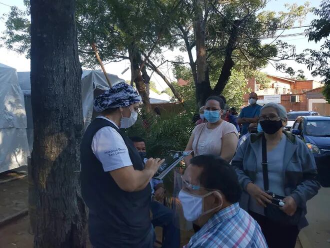 Una mujer anota a las personas que fueron hasta el Hospital de Calle'i, San Lorenzo, donde se reportó también mucho desorden en la aplicación de las dosis.