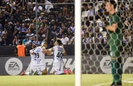 Los jugadores del Sportivo Ameliano celebran un gol en el partido frente a Danubio por la fase de grupos de la Copa Sudamericana 2024 en el estadio La Huerta, en Asunción.