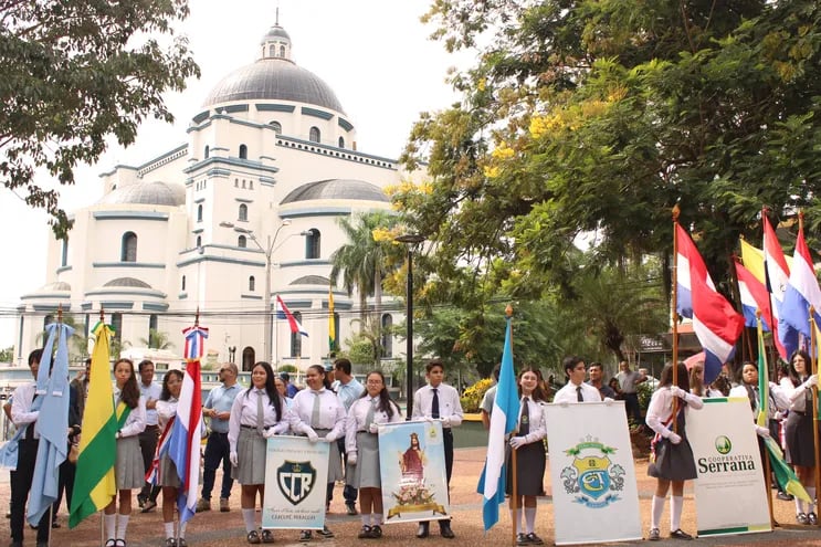 Misa y desfile cívico por el aniversario 253 de Caacupé