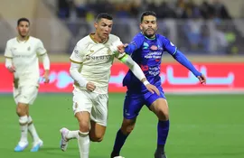 Cristiano Ronaldo (i) durante el tercer partido oficial que disputó con el Al Nassr en la Pro League de Arabia Saudita.