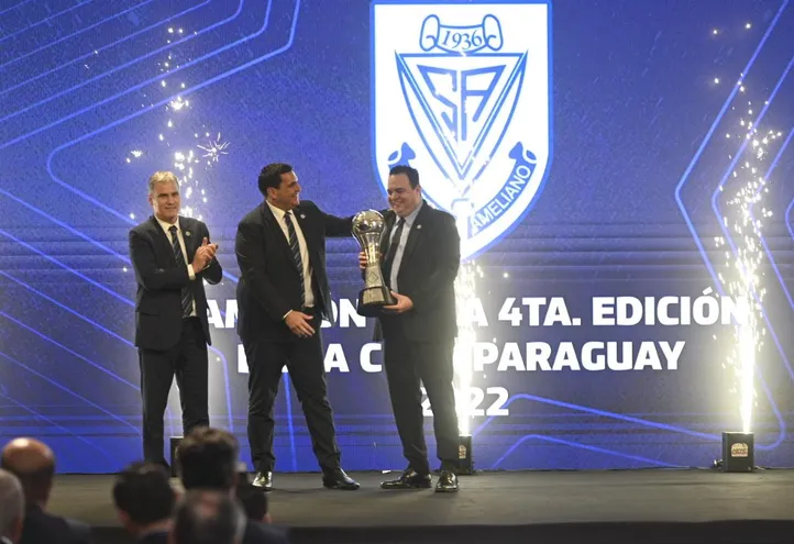 La entrega del trofeo al campeón de la Copa Paraguay, Sportivo Ameliano