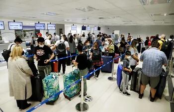 Muchas personas viajan a Estados Unidos para recibir la vacuna antiCOVID. En la imagen, una importante cantidad de pasajeros aguarda en la zona de embarque del Aeropuerto Internacional Silvio Pettirossi.