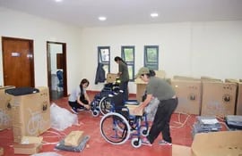 los-voluntarios-de-la-fundacion-solidaridad-preparan-las-sillas-de-ruedas-antes-de-ser-entregadas-a-las-personas-beneficiadas--212746000000-1637901.jpg