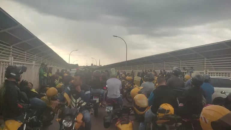 Los mototaxistas se apostaron sobre el puente y bloquearon el tránsito vehicular.