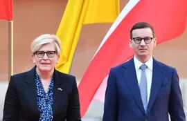 El primer ministro polaco, Mateusz Morawiecki (d) y la primera ministra de Lituania, Ingrida Simonyte (i).