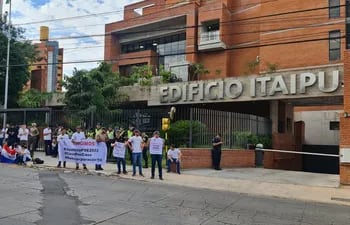 Manifestación de descontratados de la Itaipú. Archivo.