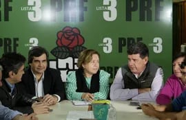 El senador Carlos Filizzola (i), Josefina Duarte (c), presidenta del PRF (Partido Revolucionario Feberista), y el presidente del PLRA (Partido Liberal Radical Auténtico), Efrain Alegre (d), participan en una conferencia de prensa.