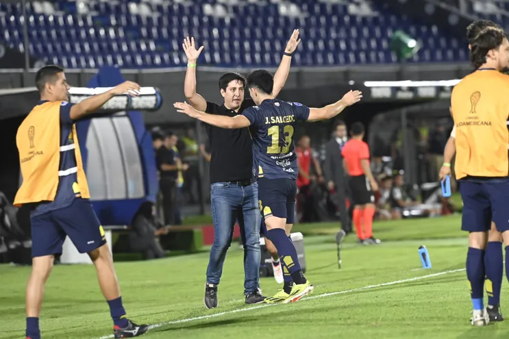 El entrenador José Arrúa (i) y el futbolista Juan Salcedo (d), ambos del Sportivo Trinidense, celebran un gol en el partido frente a Nacional Potosí por la tercera fecha del Grupo D de la Copa Sudamericana 2024 en el estadio Defensores del Chaco, en Asunción.
