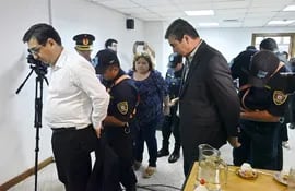 Los exministros del MAG Enzo Cardozo y Rody Adán; y Maristela Azuaga son esposados para ir a la cárcel tras ser condenados en el juicio oral.