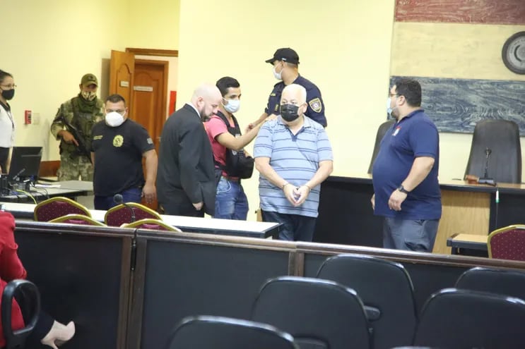 El exdiputado Juan Carlos Ozorio ingresa esposa a la sala de juicios orales para su audiencia de imposición de medidas.