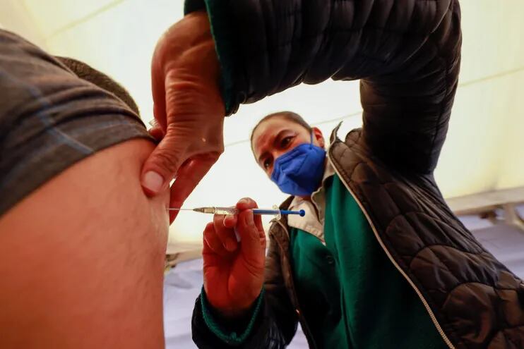 Una persona recibe una dosis de la vacuna contra la covid-19 hoy, en Ciudad de México.