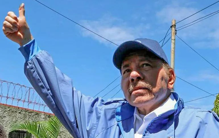 Handout picture released by Nicaragua's presidency press office of Nicaragua's President and presidential candidate Daniel Ortega giving his thumb up after casting his vote during the general election, in Managua, Nicaragua on November 07, 2021. - Under ring-of-steel security, Nicaragua opened its polls for presidential elections dismissed as a "sham" by the international community, with all viable challengers to long-term leader Daniel Ortega locked up or in exile. (Photo by Cesar PEREZ / Nicaraguan Presidency / AFP) / RESTRICTED TO EDITORIAL USE - MANDATORY CREDIT AFP PHOTO /  PRESIDENCIA NICARAGUA - Cesar PEREZ - NO MARKETING - NO ADVERTISING CAMPAIGNS - DISTRIBUTED AS A SERVICE TO CLIENTS