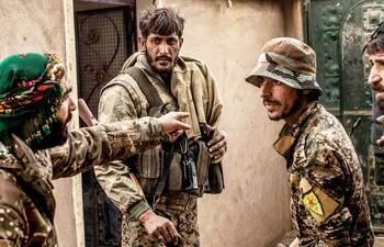 miembros-de-la-fuerza-kurda-que-pelea-contra-el-estado-islamico-con-apoyo-de-la-coalicion-internacional--203924000000-1814012.jpg
