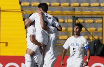 Jugadores de Uruguay celebran un gol de Ignacio Sosa hoy, en un partido de la fase final del Campeonato Sudamericano Sub'20 entre las selecciones de Venezuela y Uruguay en el estadio de Techo en Bogotá (Colombia).
