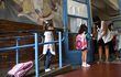 Alumnas de un colegio de Buenos Aires hace fila para que se les tome la temperatura antes de entrar a clases.