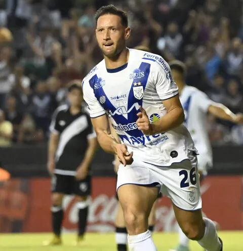 Julio “El Polaco” González, celebra tras marcar el segundo gol de Ameliano.