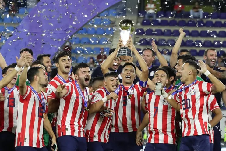 Los jugadores de la selección paraguaya Sub 23 festejan el título de campeón del Preolímpico Venezuela 2024.