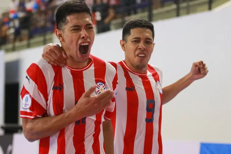 Grito de festejo de Francisco Martínez (11) autor del tercer gol de Paraguay frente a Colombia, acompaña el festejo Hugo Martínez anoche en el COP.
