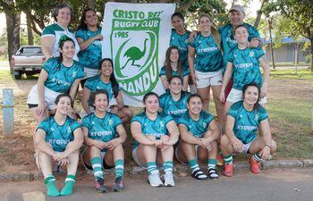 La delegación completa de Cristo Rey Rugby Club del seven femenino que se coronó campeón del Superfem en Villarrica, departamento de Guairá. Foto: @URP