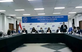 La mesa redonda con expertos internacionales fue organizada por la Facultad Politécnica de la Universidad de Asunción.