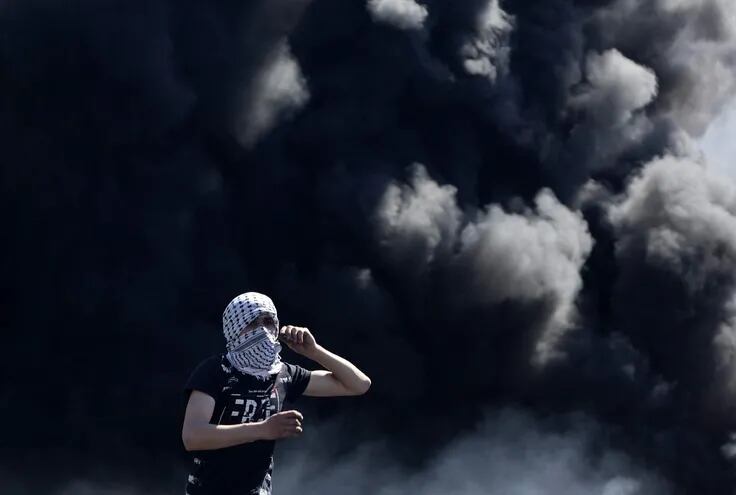 Un manifestante palestino durante un enfrentamiento con tropas israelíes al sur de la ciudad de Nablus, en Cisjordania, este martes.