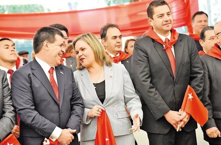 El expresidente Horacio Cartes junto a la senadora Lilian Samaniego en un encuentro partidario de la ANR.
