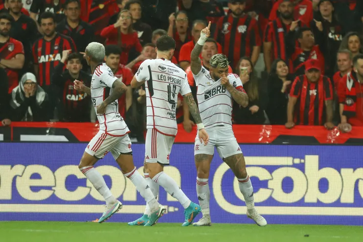 Gabriel Barbosa (d), futbolista de Flamengo, celebra un tanto contra Athletico Paranaense por la vuelta de los cuartos de final de la Copa de Brasil en el estadio Arena Da Baixada.