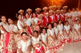 Integrantes de la escuela municipal de danzas de Carmelo Peralta, las anfitrionas del festival del Yrembe`y.
