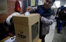 Ciudadanos bolivianos participan el domingo en el proceso electoral de su país, este domingo, en Sao Paulo (Brasil).