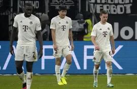 Los jugadores del  Bayern Múnich lamentan la derrota contra el Frankfurt por la Bundesliga de Alemania.