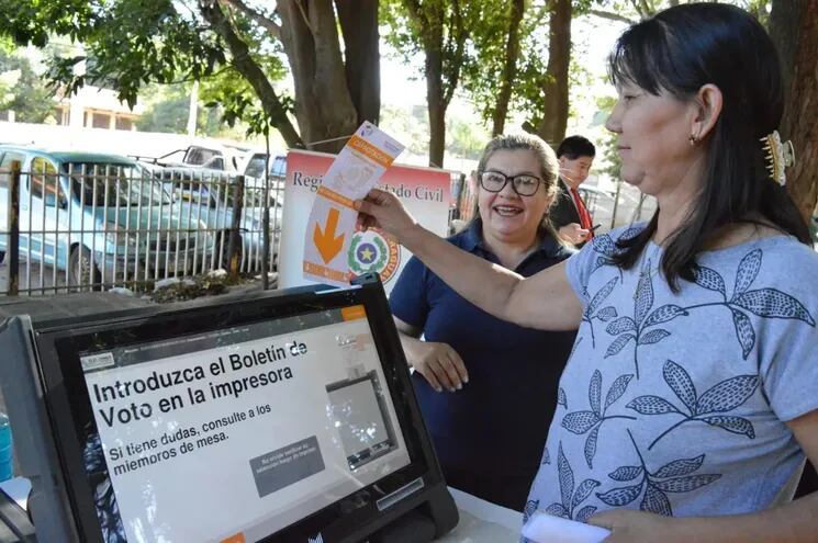 Ayer, en la ciudad de Limpio, el Ciudad Mujer Móvil ofreció la oportunidad de practicar con la máquina de voto electrónico, además de ofrecer otros servicios.