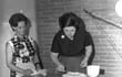 La profesora Julia Velilla de Aquino y la señora Etele Piacentini de Vargas preparando un manjar navideño en ABC en 1969.