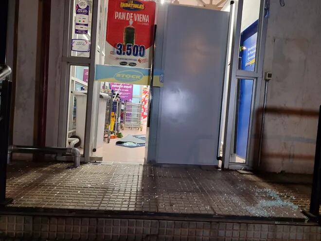 Delincuentes intentaron robar un cajero automático ubicado en la ciudad de Fernando de la Mora, pero huyeron al escuchar la larma.