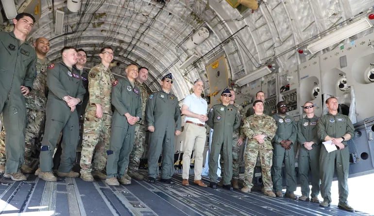 Presentación del avión C-17 Globemaster de la Fuerza Aérea de los EE.UU. en la exhibición por el Centenario de la Aviación Militar Paraguaya en la Primera Brigada Aerea de la Fuerza Aérea Paraguaya con la presencia del embajador Marc Ostfield y el agregado de defensa de la embajada Lance Awbrey y otros militares norteamericanos.